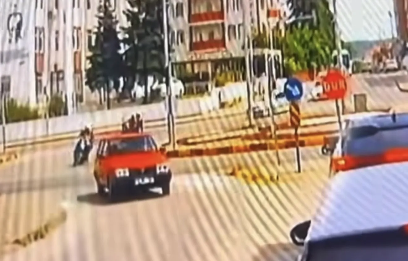 Bartın'da yunus polislerini taşıyan motosiklet kavşakta devrildi
