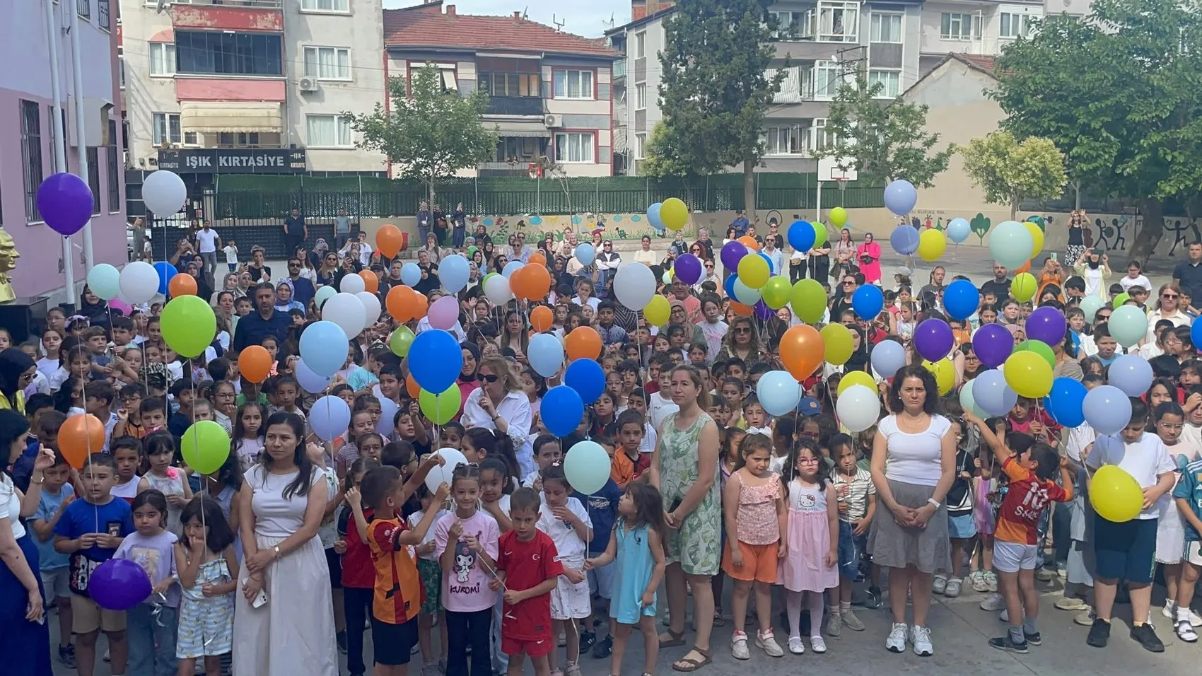 Lösemiyi yenen Kadir okuluna balonlarla döndü