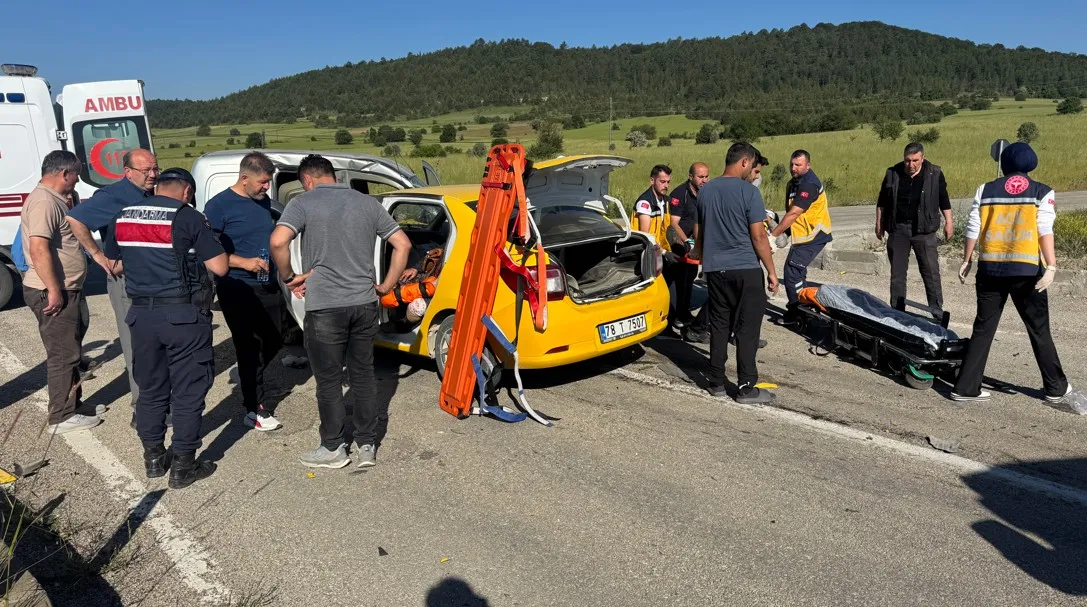 Karabük'te iki araç çarpıştı 4 kişi hastaneye kaldırıldı