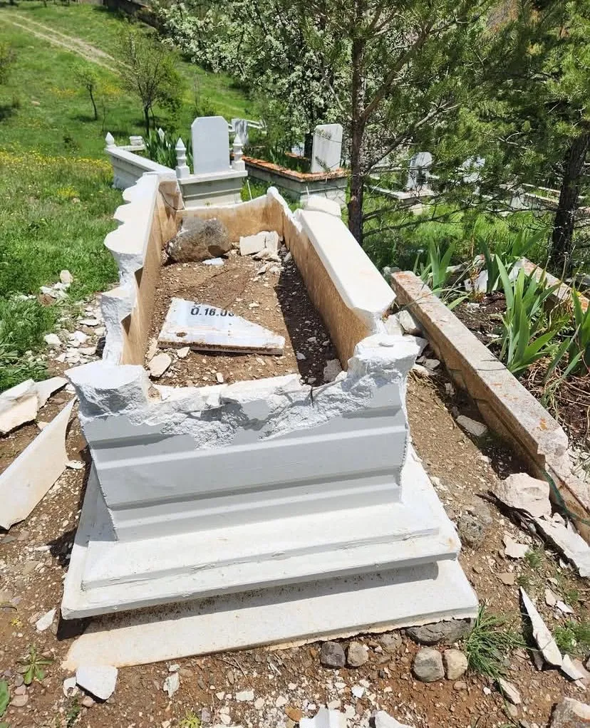Gerede'de mezar taşlarına çirkin saldırı