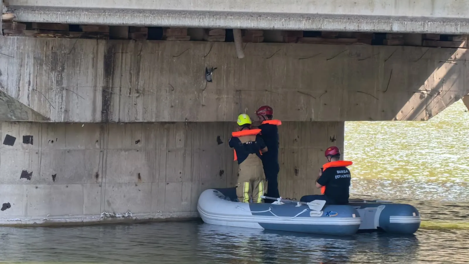 İnegöl'de köprü altına sıkışan güvercini itfaiye ekipleri kurtardı
