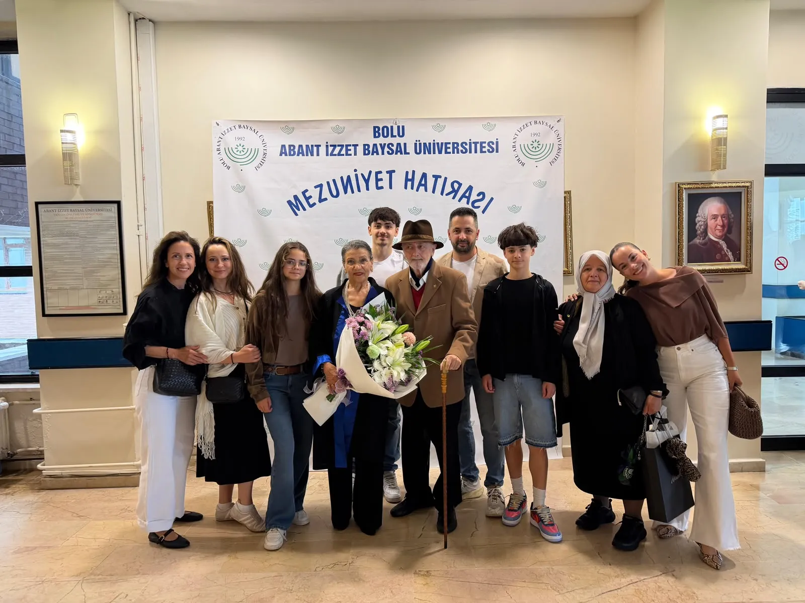 76 yaşında üniversite diplomasını eline aldı
