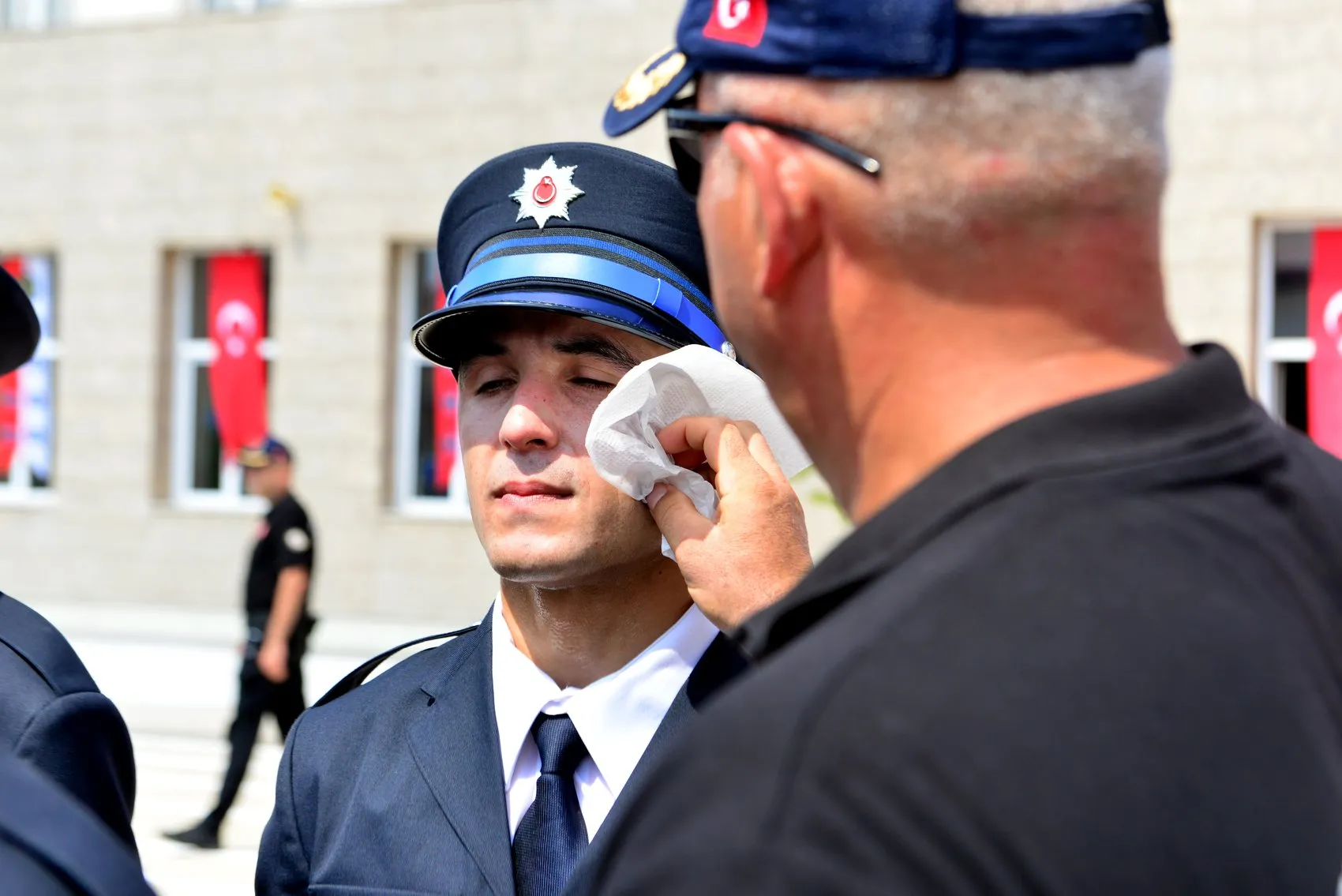 Adana'da polis mezuniyetinde sürpriz evlilik teklifi
