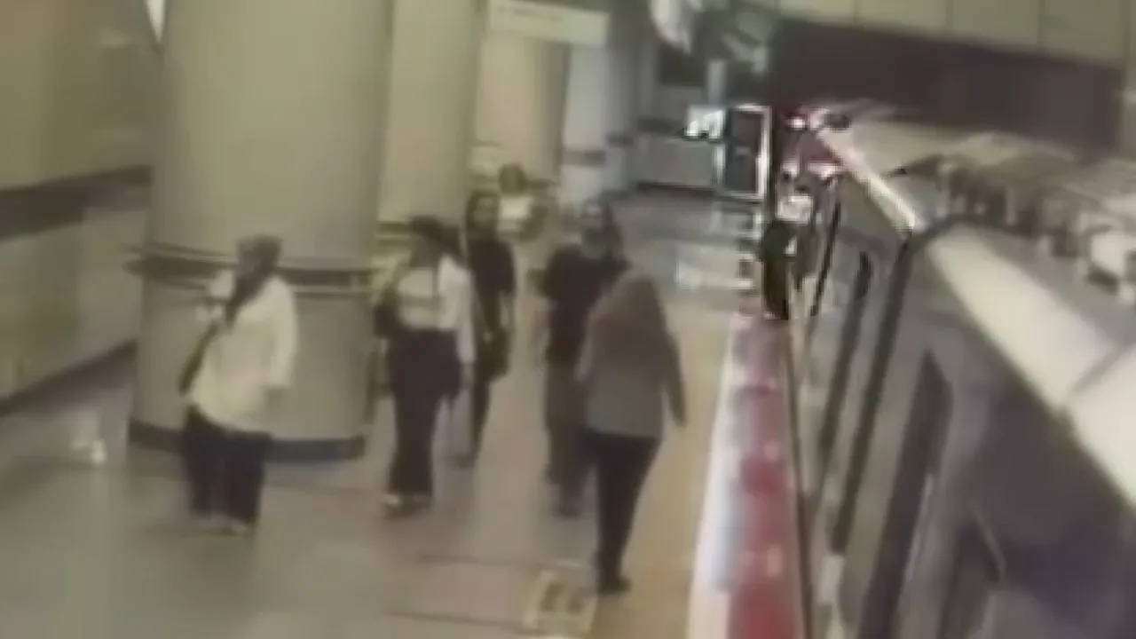 Gayrettepe metrosunda yankesicilik anbean kameraya yansıdı