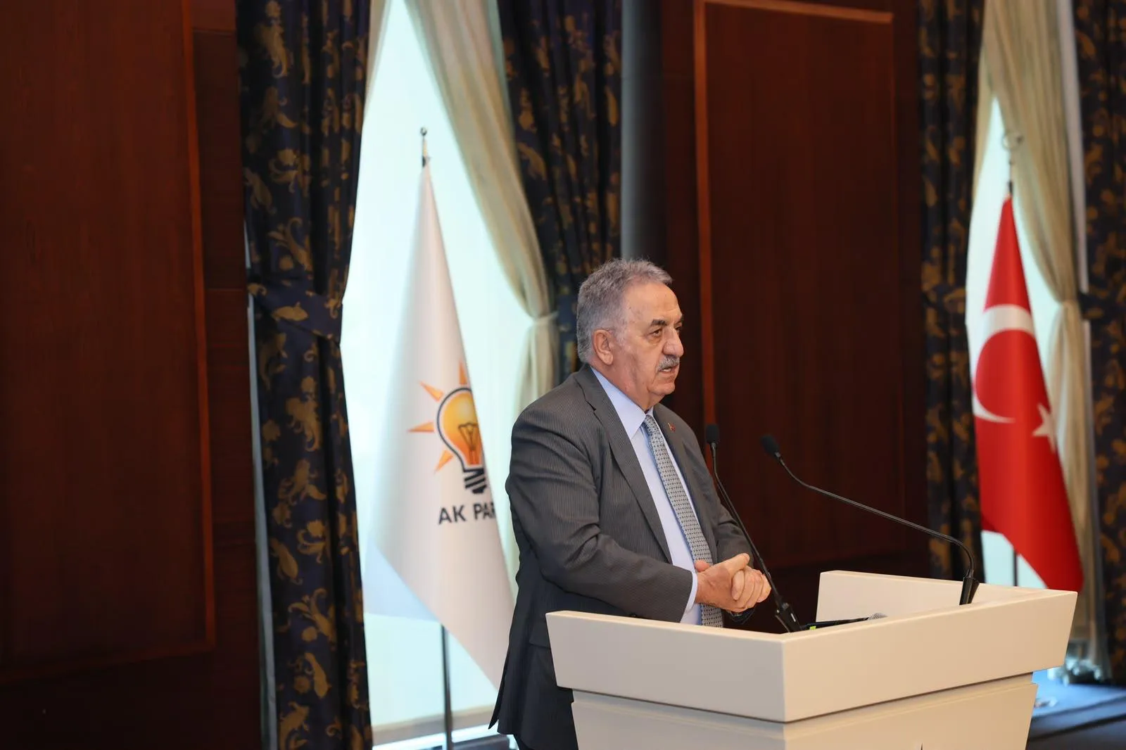 AK Parti şehit ve gazi babalarını genel merkezde ağırladı