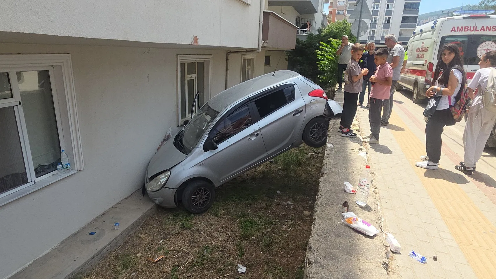 Orhangazi'de kontrolden çıkan araç apartman bahçesine uçtu