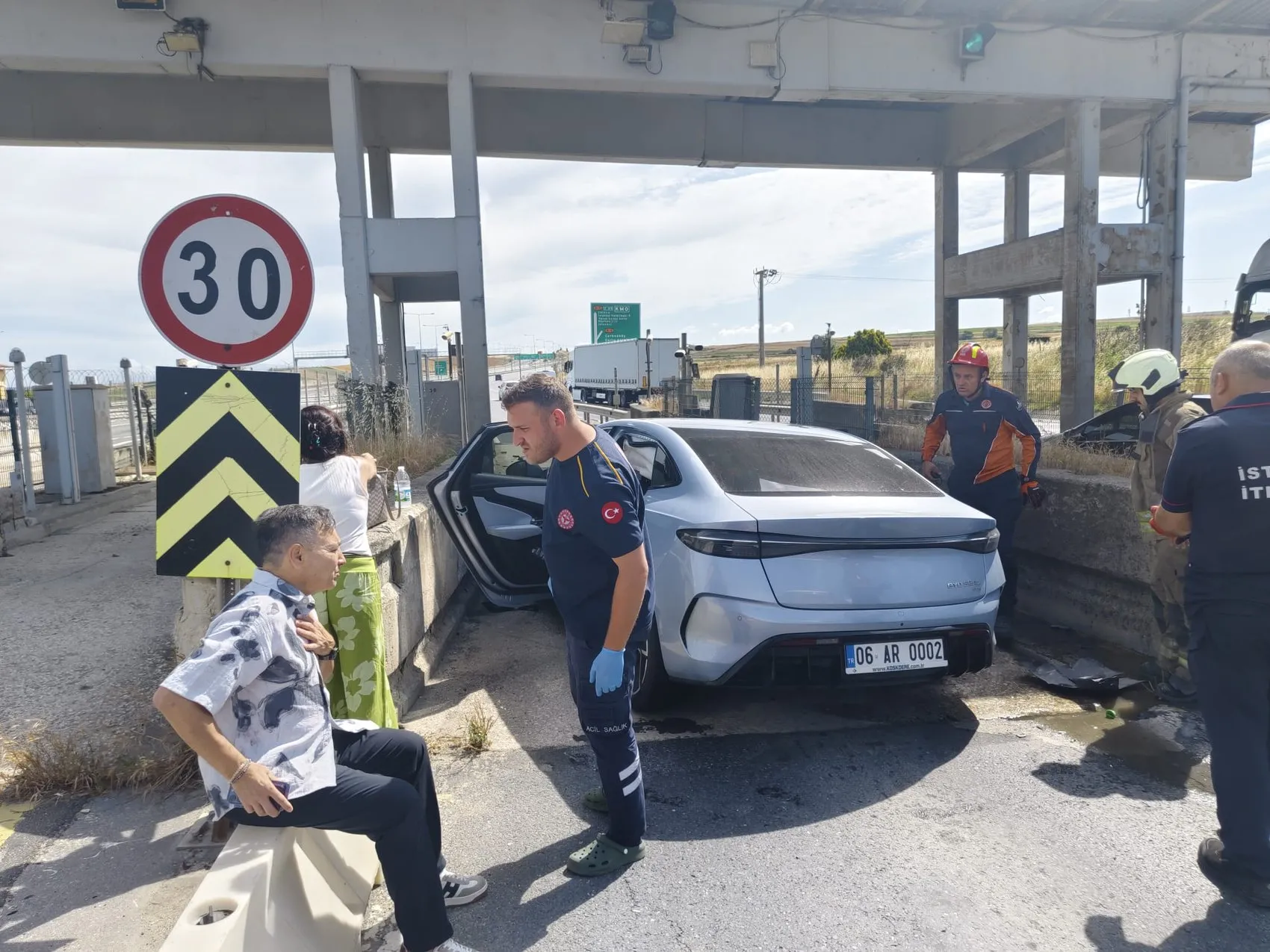 Silivri TEM Otoyolu'nda gişe kazası 2 kişi yaralandı