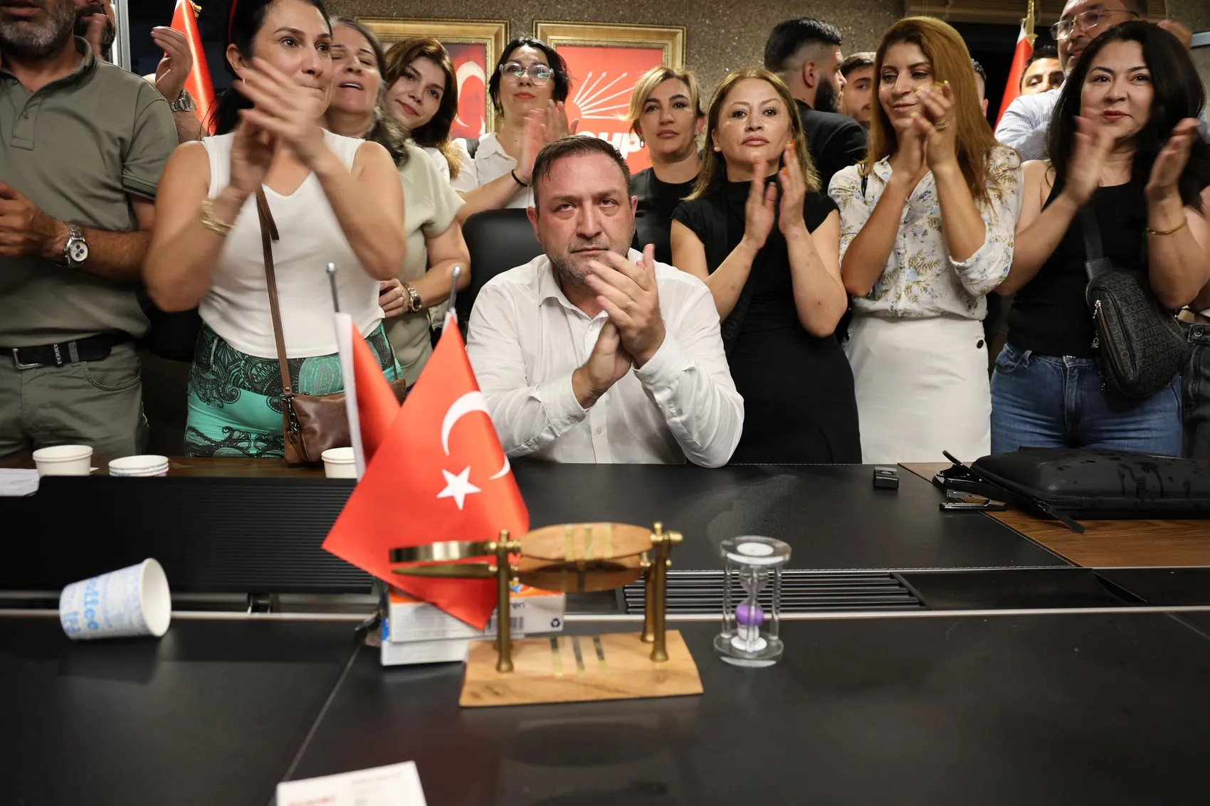 CHP İzmir binasında arbede Yeni başkan görevi devraldı