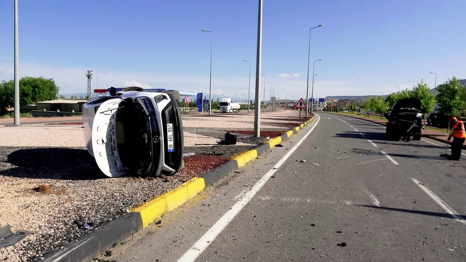 Kayseri Yeşilhisar’da dikkatsizlik iki aracı birbirine soktu