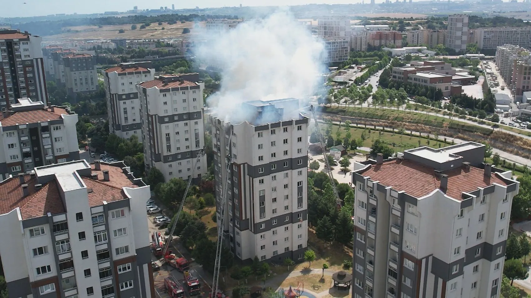 Küçükçekmece'de bir binanın çatısı alevlere teslim oldu