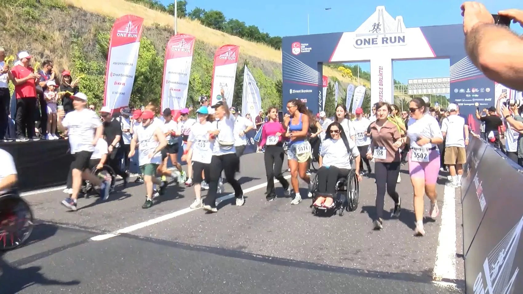 İki kıtayı birleştiren köprüde engelleri aşmak için koştular