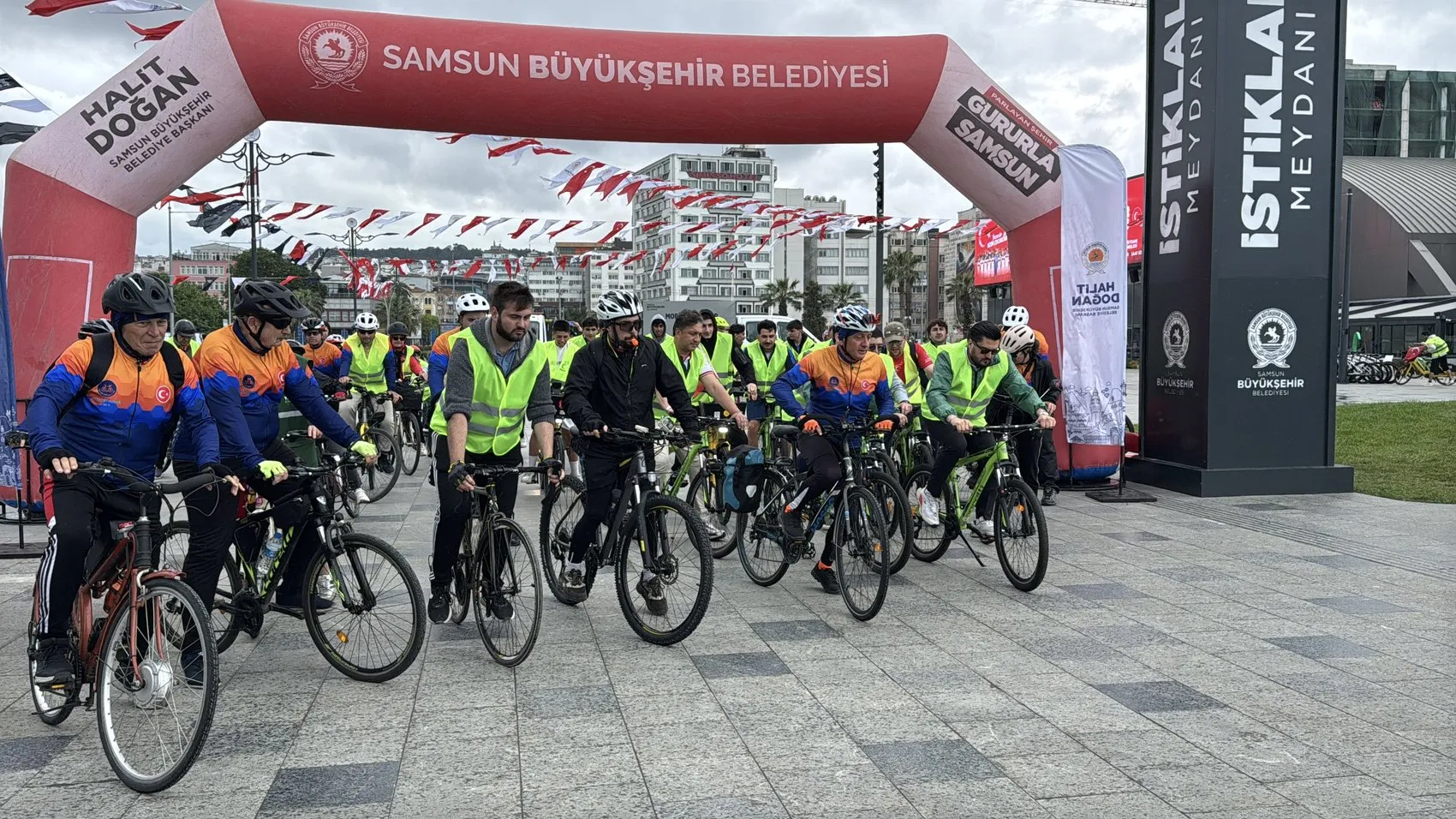 Samsun sokaklarında milli maç coşkusu bisiklet turuyla birleşti