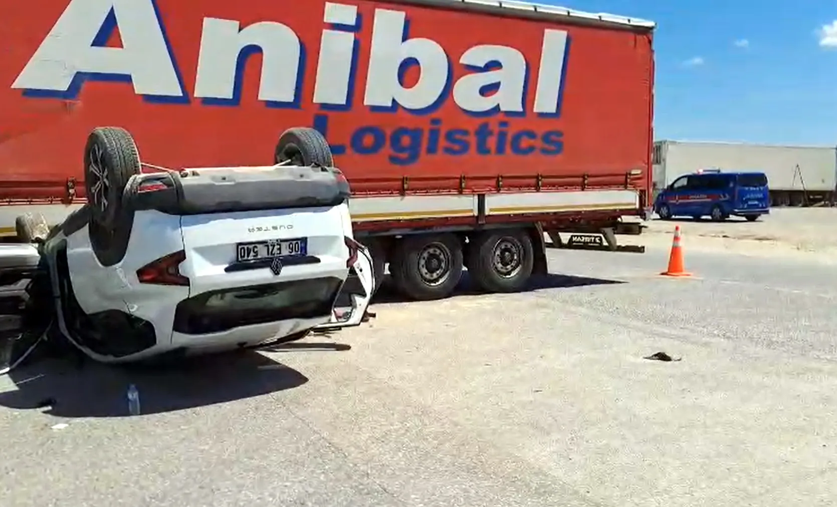 Edirne’de feci kaza Kavşakta takla atan otomobilden 3 kişi yaralı çıktı