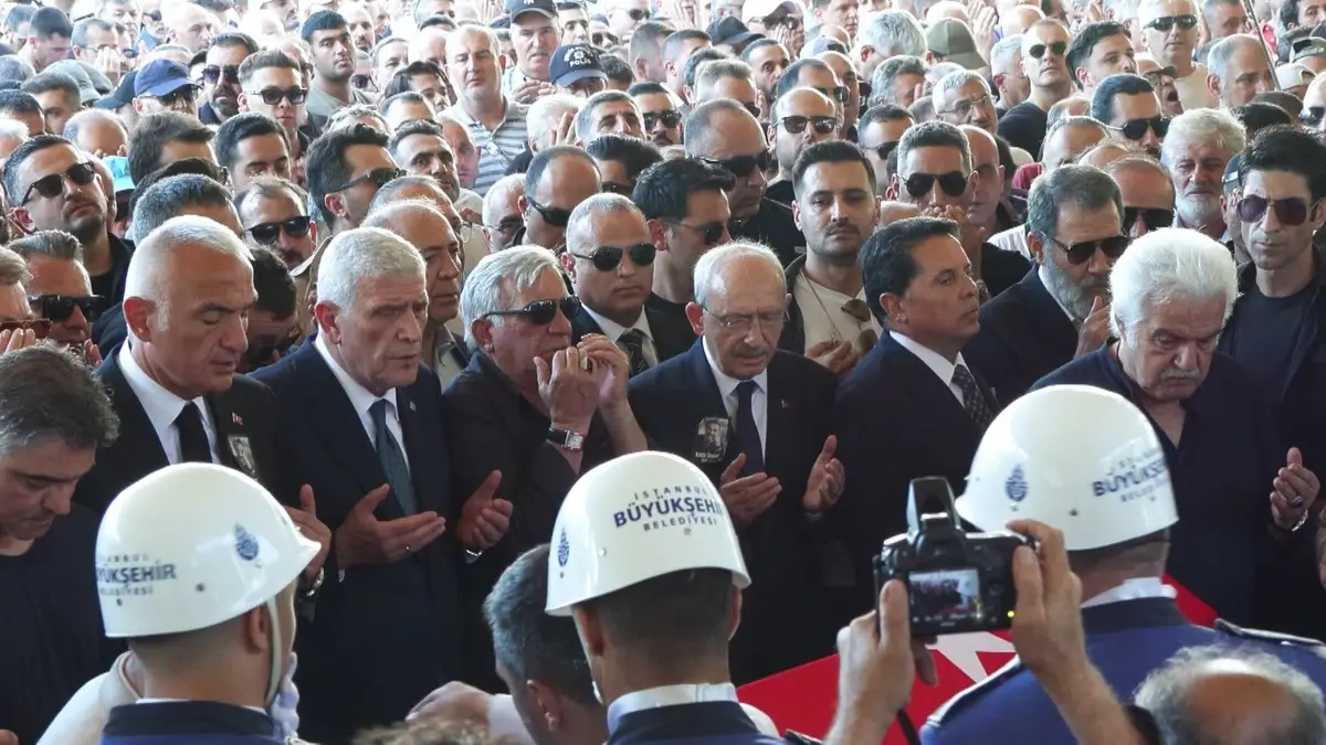 Mahsun Kırmızıgül Kadir İnanır ın cenazesinden sonra siyasetçileri eleştirdi 4