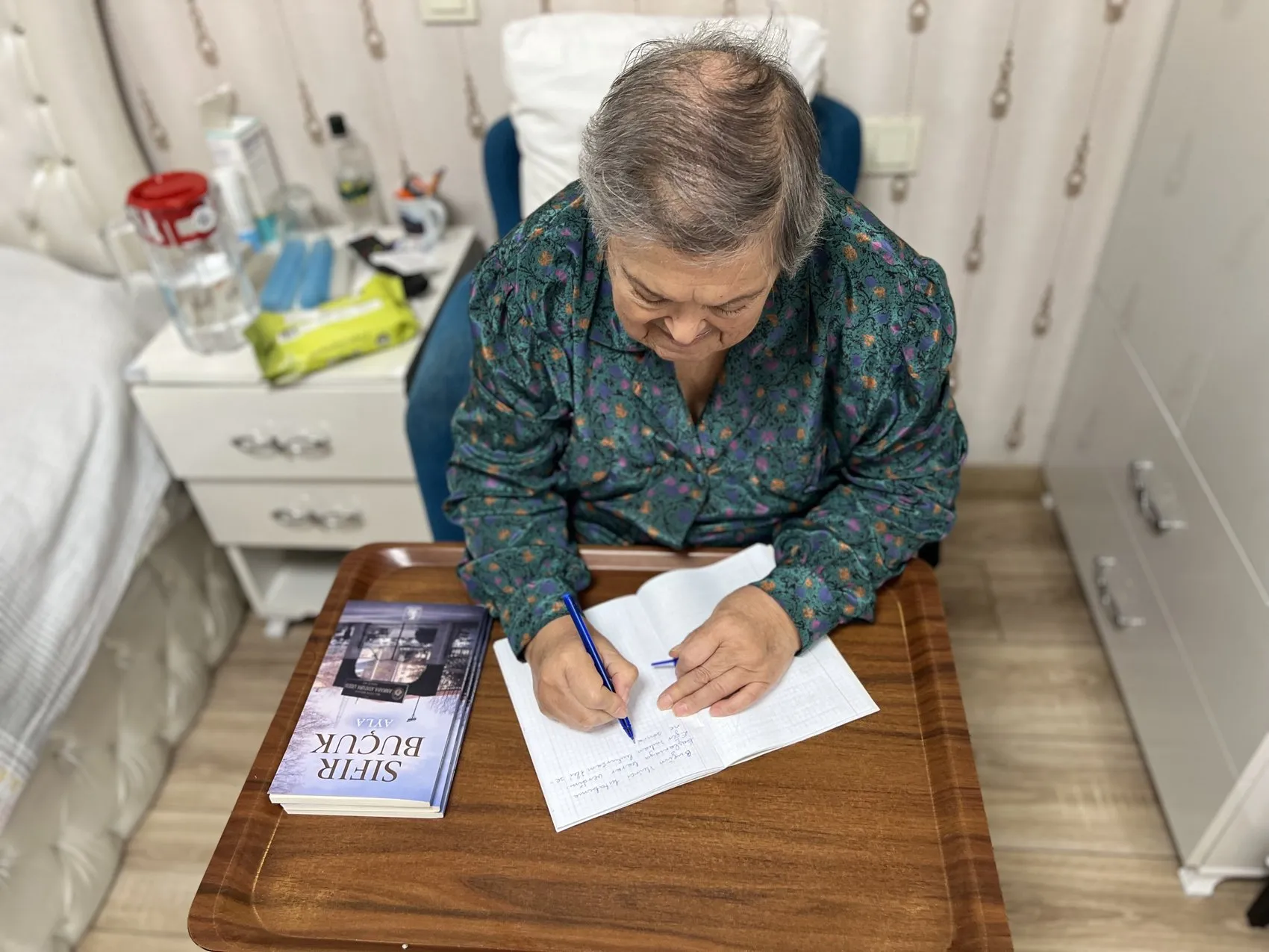 84 yaşındaki öğretmen Parkinson’a inat anılarını kitaplaştırdı