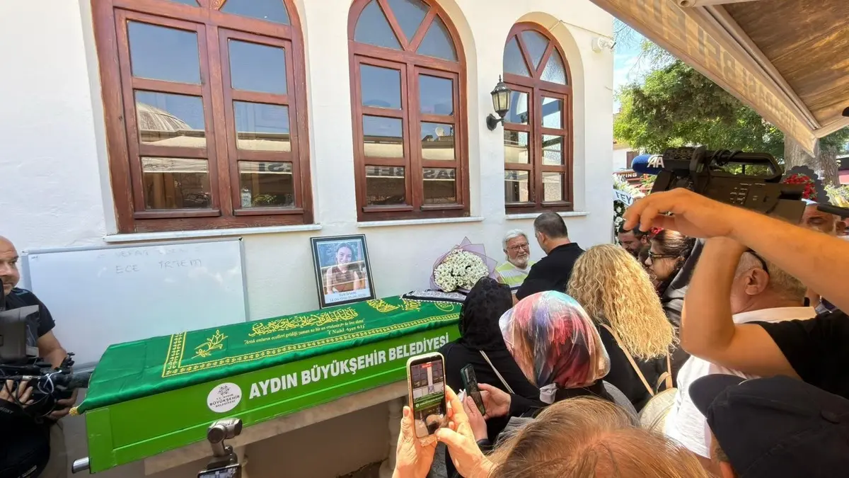 Ece İrtem in cenazesi camiye getirildi! Fotoğraf yarışı pes dedirtti 4