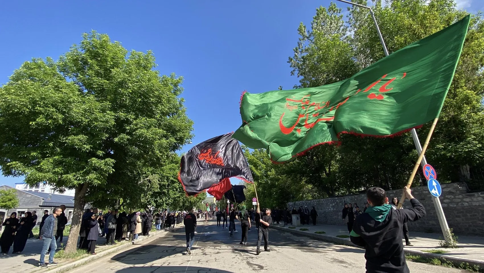 Kars sokaklarında yas yürüyüşü