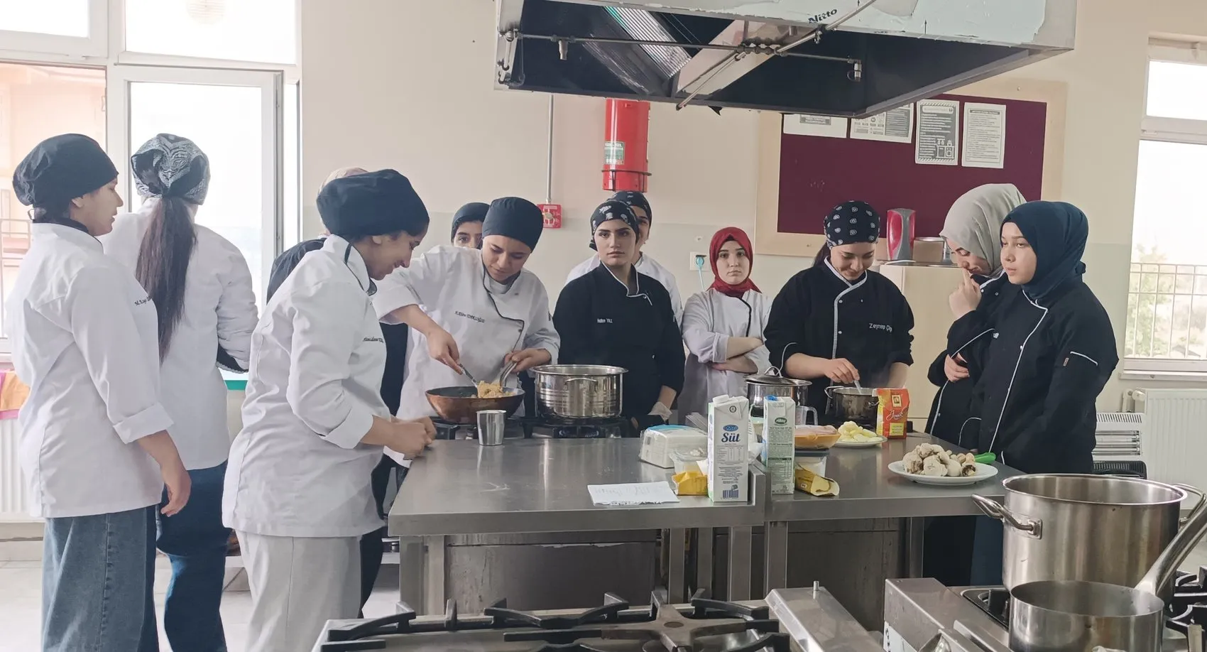 İslahiye’de meslek lisesi öğrencileri kendi mutfaklarında 40 milyon lira kazandı