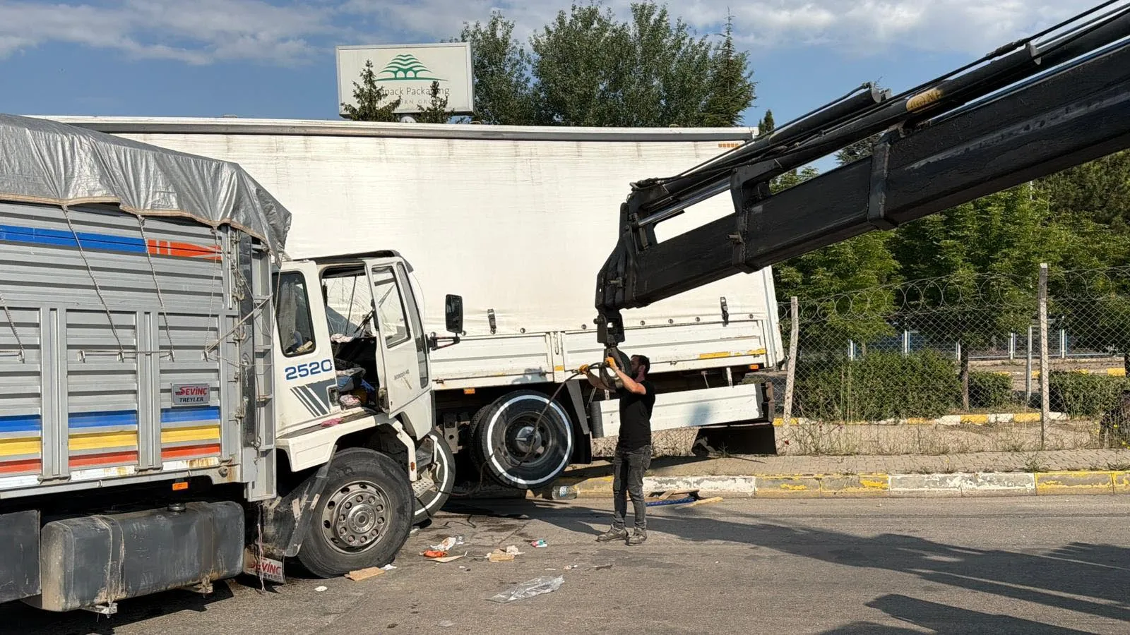 Eskişehir’de kamyonlar çarpıştı sürücü kabinde sıkıştı