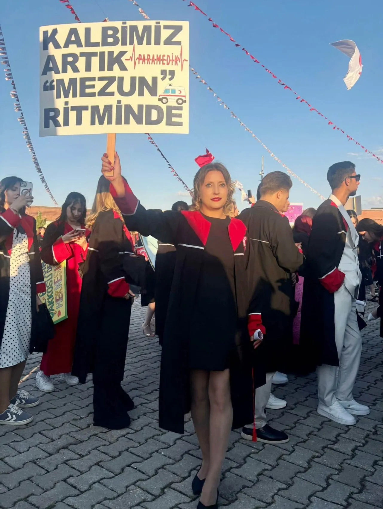Ortaokulda yarım kalan hayalini 42 yaşında kızıyla gerçekleştirdi