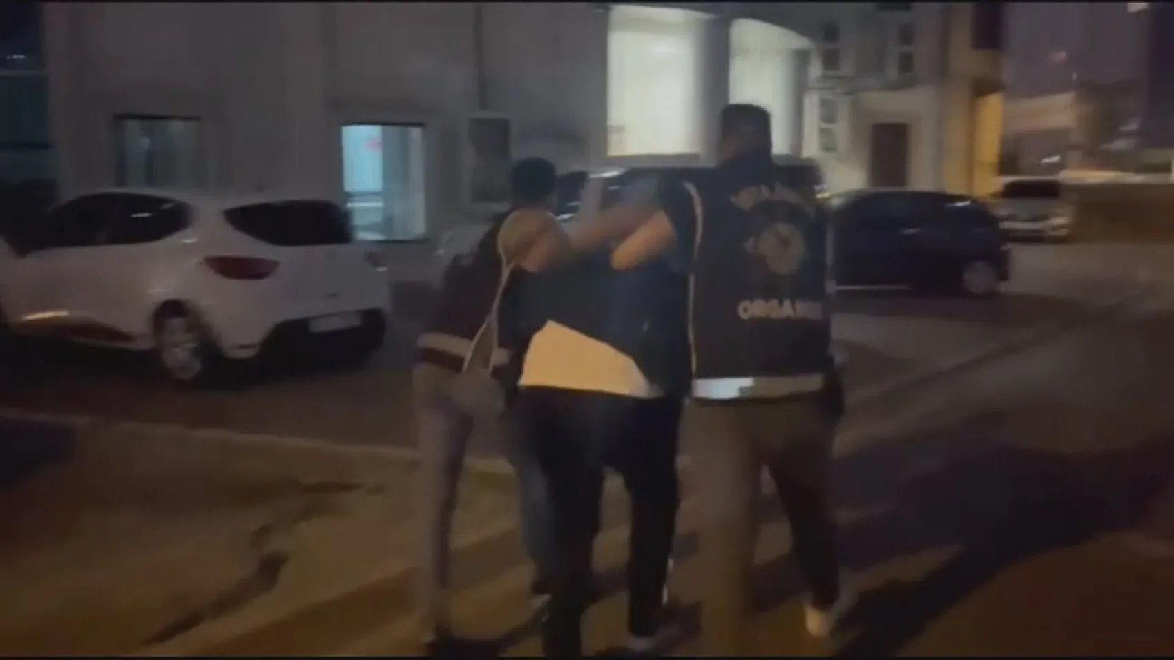 Sokak çetelerini yöneten avukatlara operasyon yapıldı