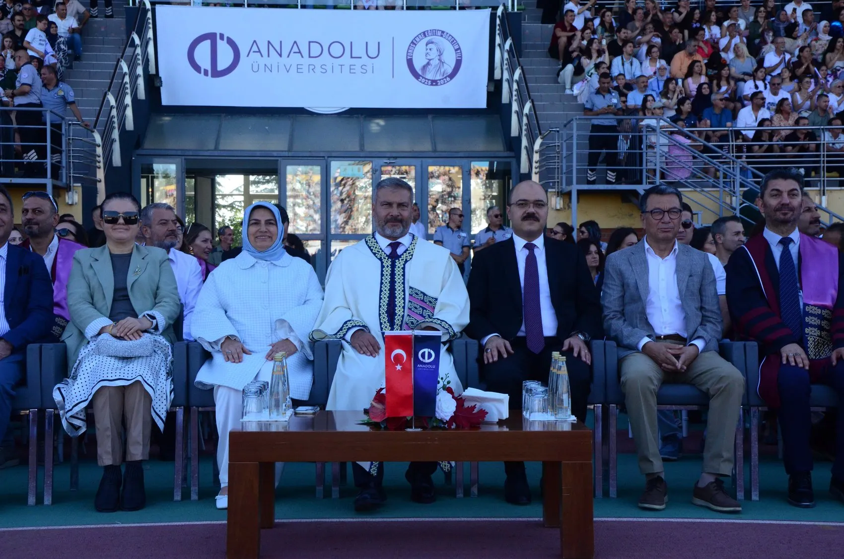 Mezuniyet sevincini babasıyla paylaştı