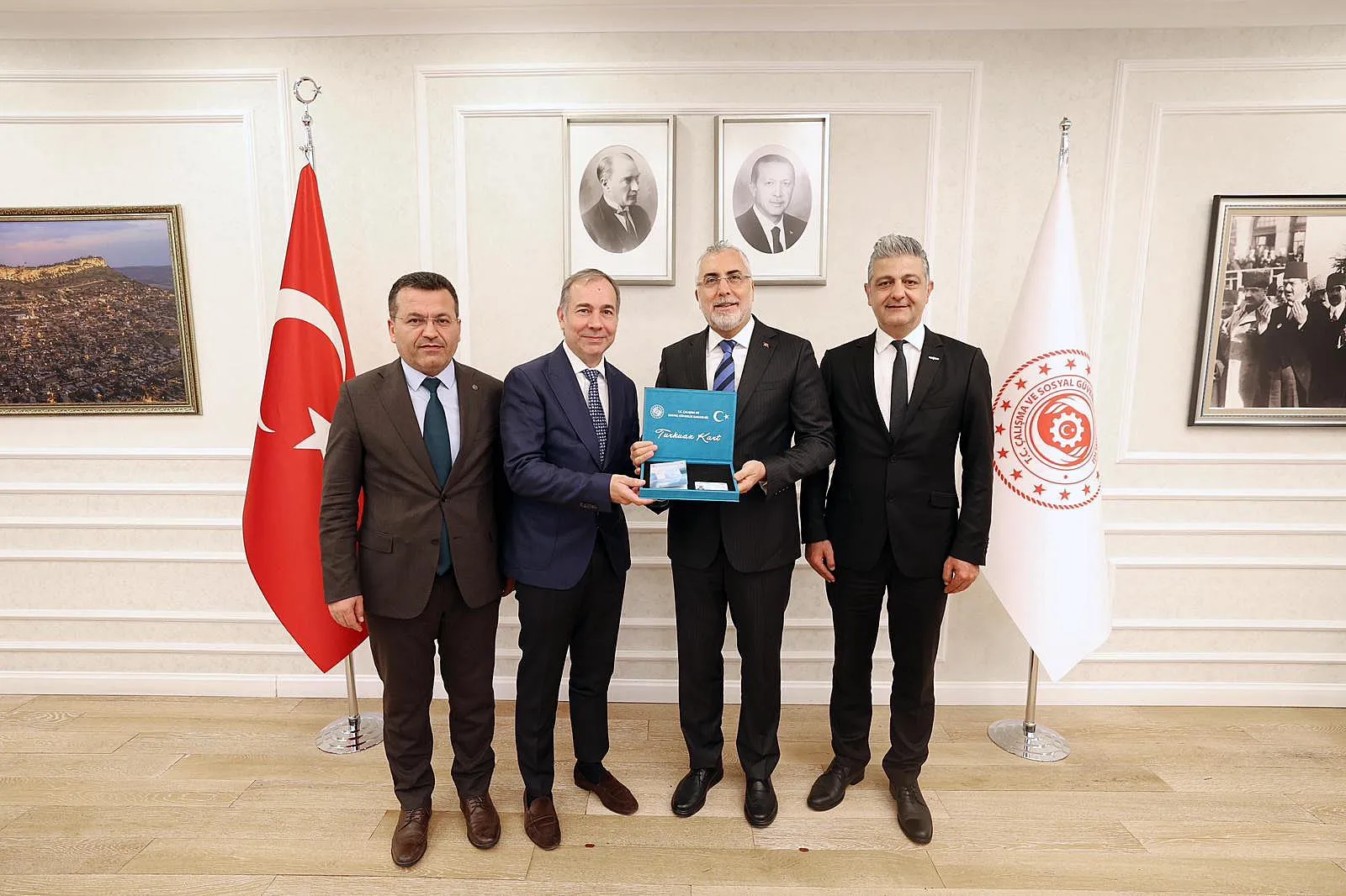 Dev şirketlerin patronlarına Türkiye'den süresiz çalışma izni