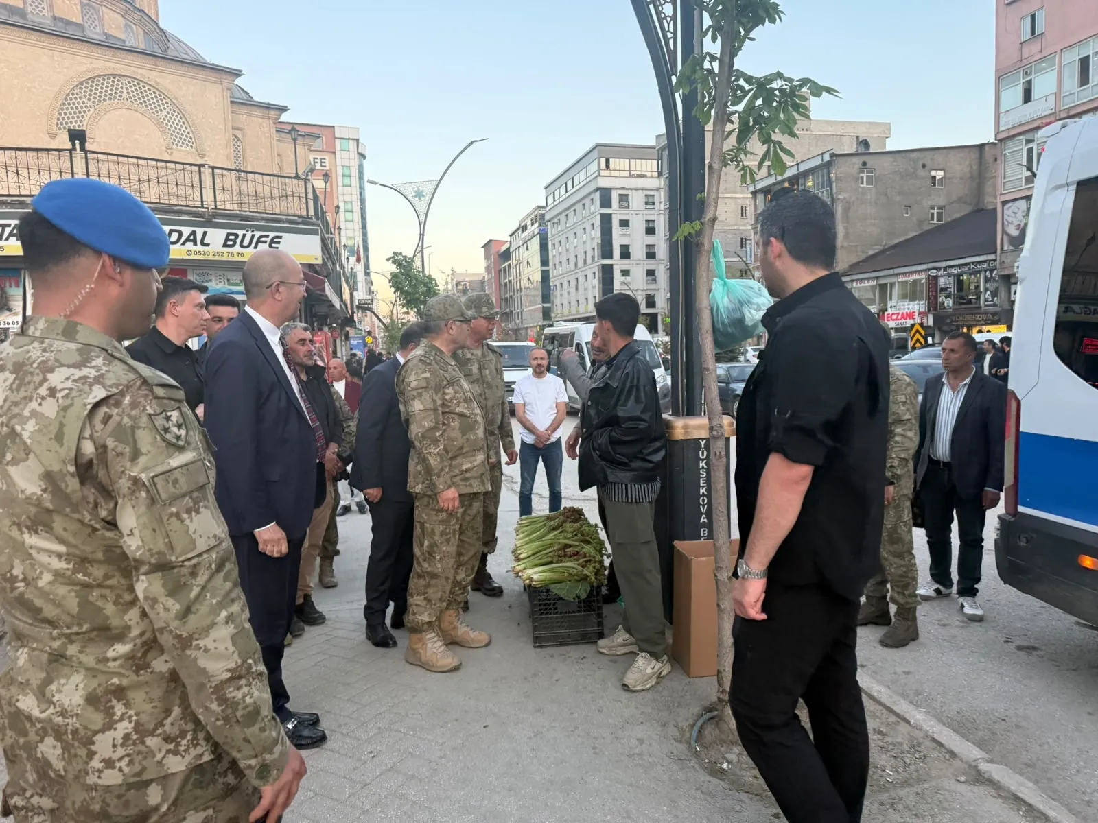 Kara Kuvvetleri Komutanı Yüksekova esnafıyla bir araya geldi