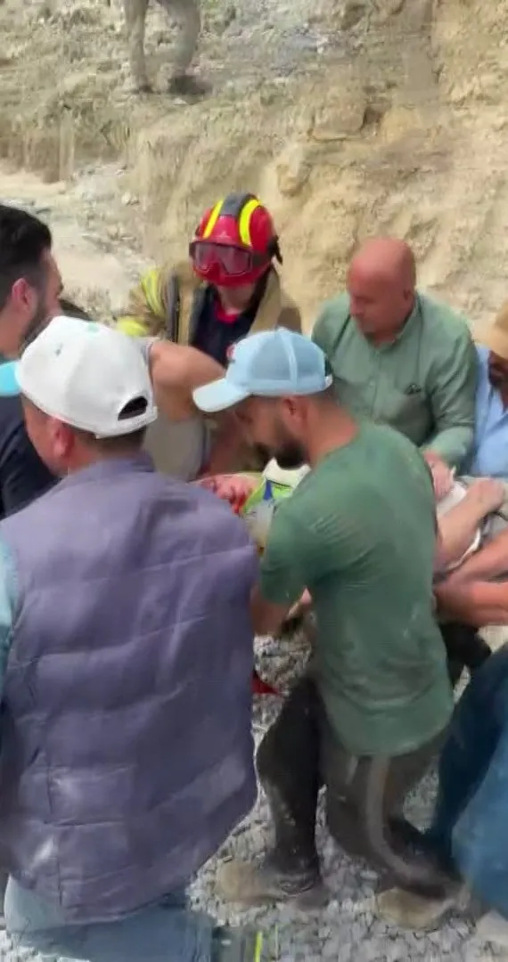Arnavutköy'de şantiyede kule vinç devrildi
