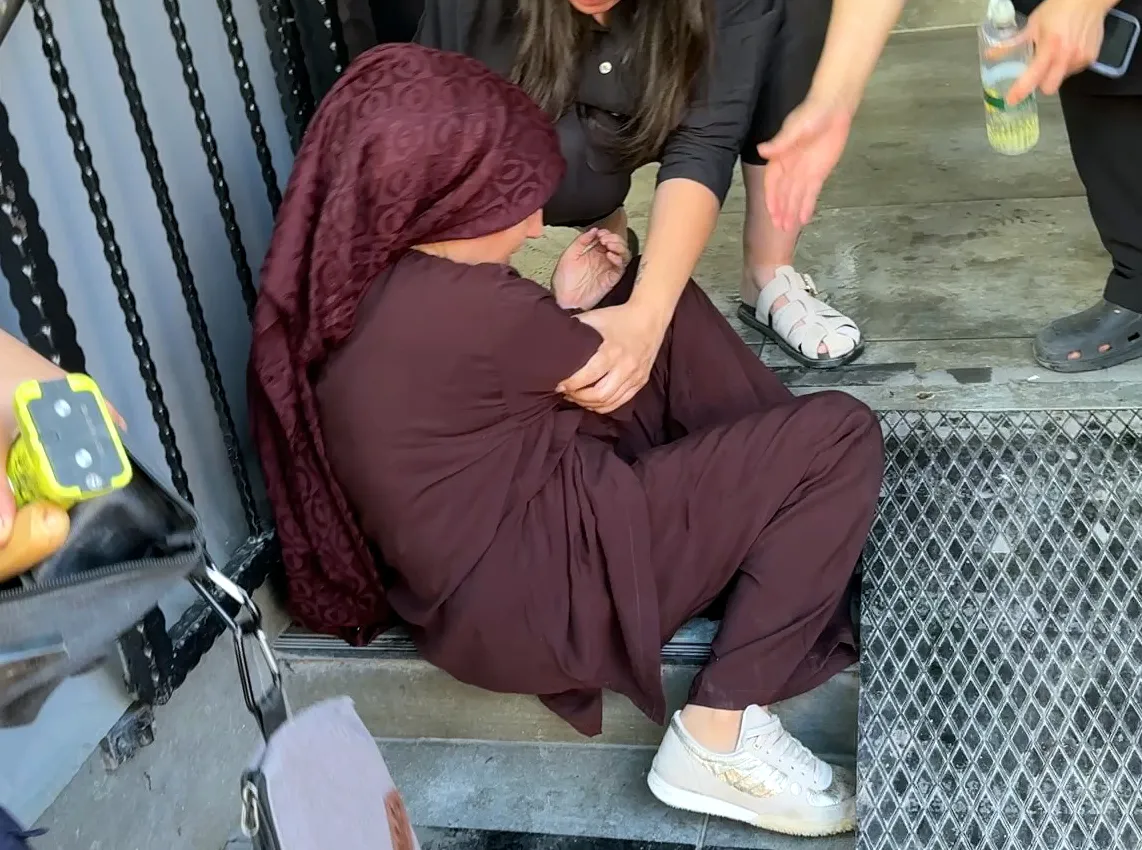 Avcılar’da talihsiz kaza İtfaiye parmağı sıkışan anneyi kurtardı