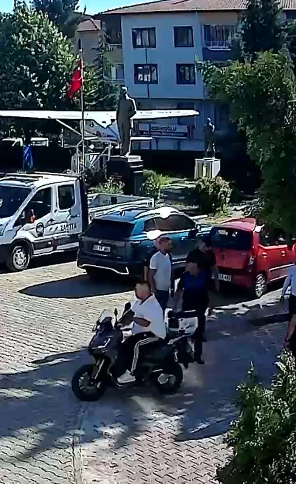 Dinar Belediye Başkanı’nın aracına bıçaklı müdahale girişimi