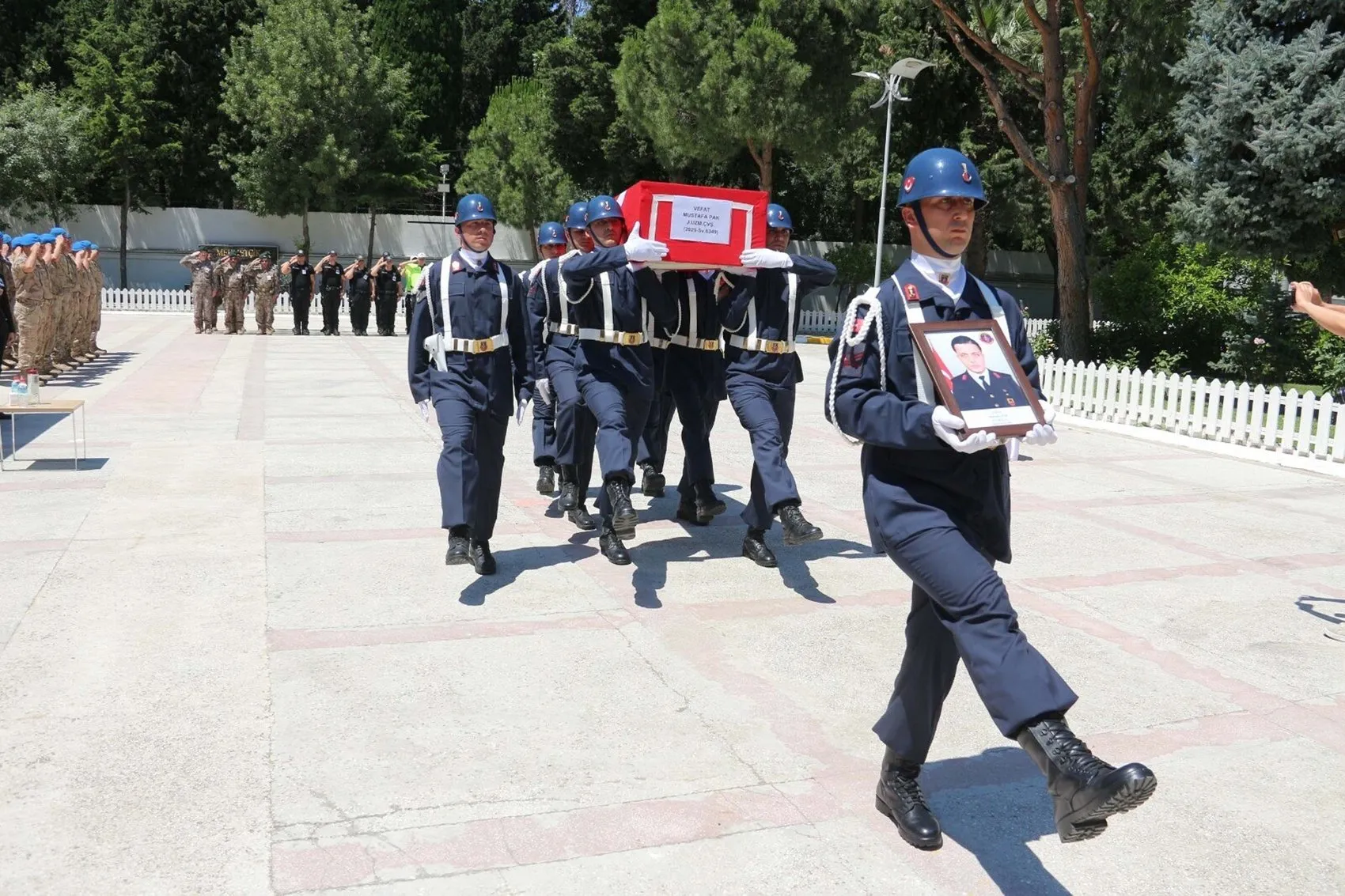 Manisa’da acı veda Uzman çavuş son yolculuğuna uğurlandı