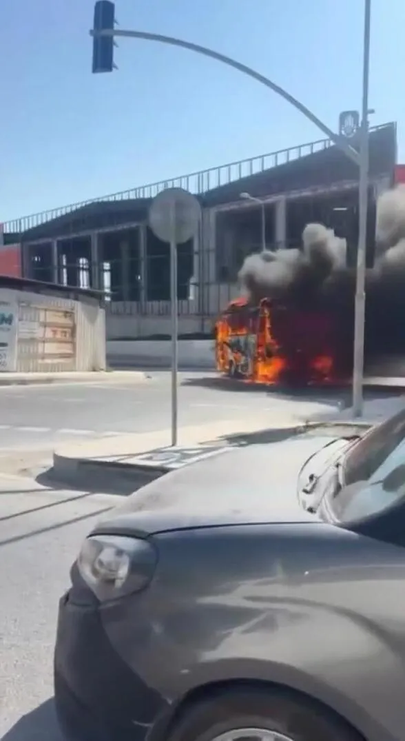 Arnavutköy'de servis minibüsü seyir halindeyken patlamalarla yandı