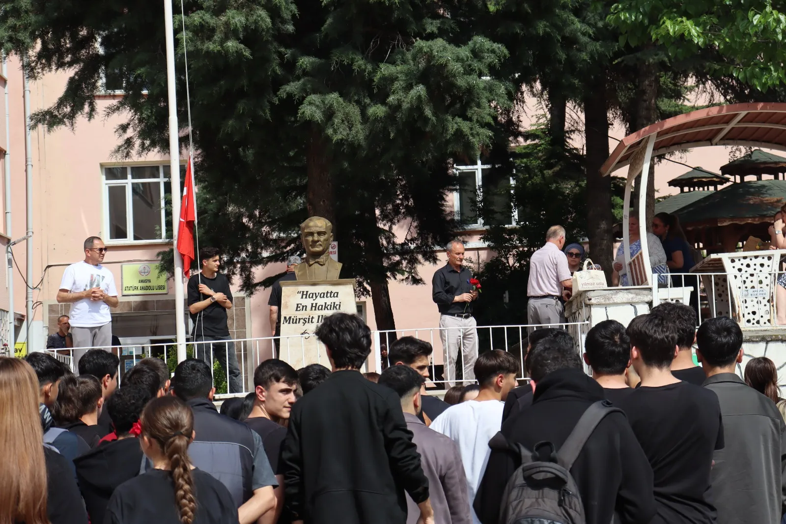 40 yıllık öğretmen okuldan Ferdi Tayfur şarkısıyla emekli oldu