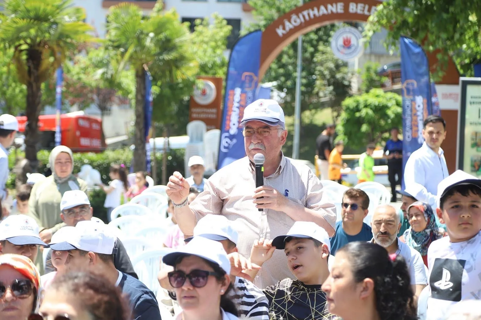 Kağıthane’de mahalleliyle yüz yüze çözüm mesaisi