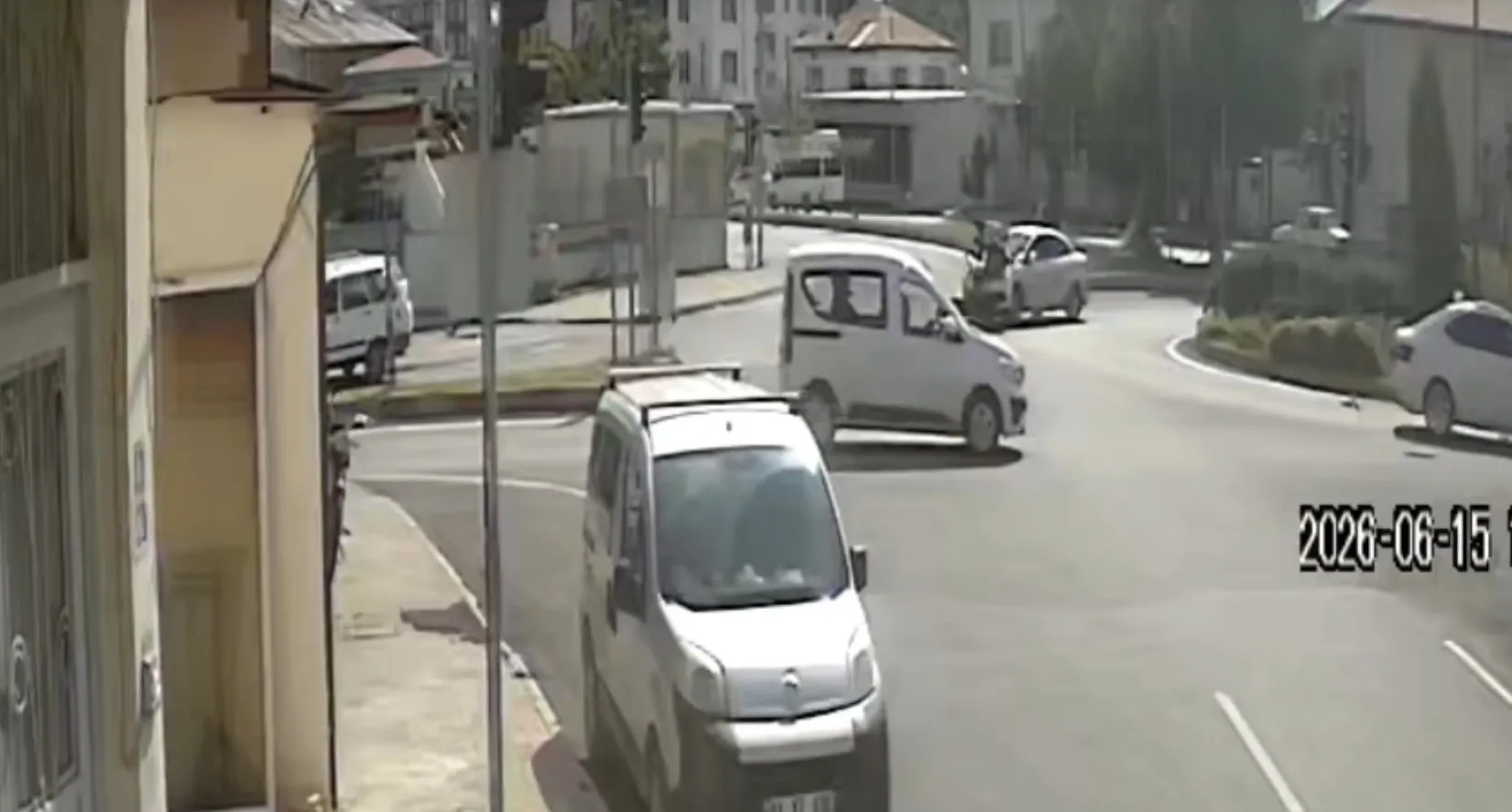Kozan'da kavşak kazası kameraya yansıdı
