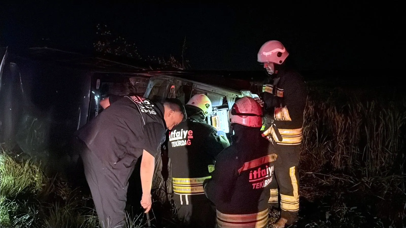Çorlu'da takla atan otomobilden yara almadan kurtuldular