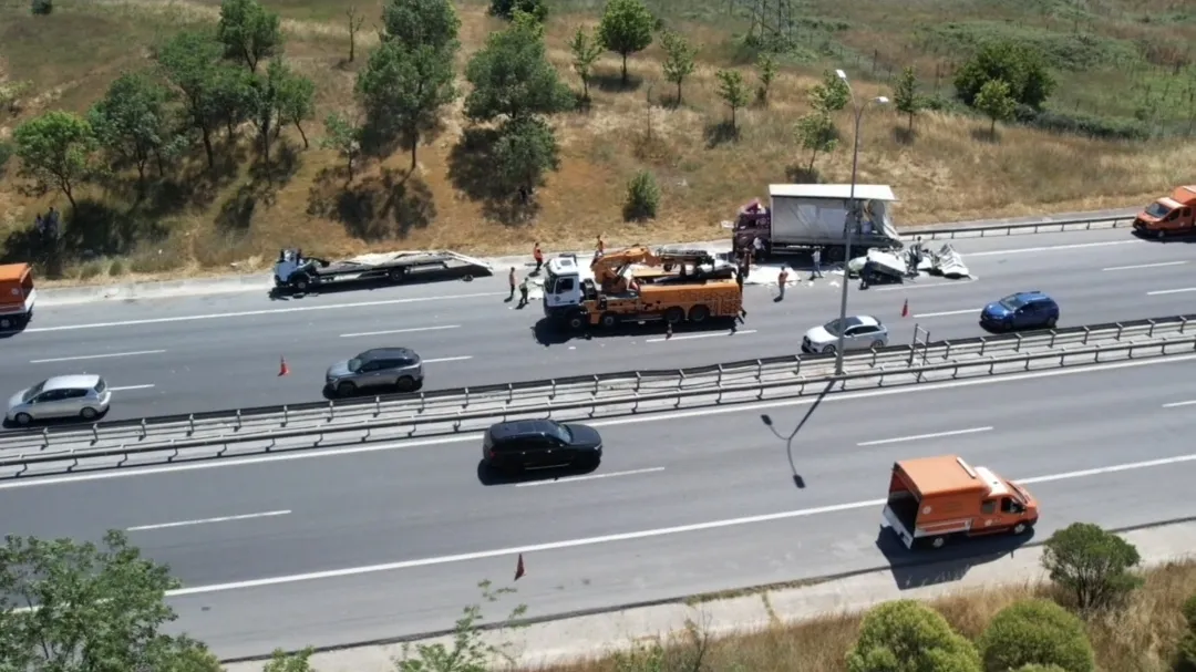 TEM Otoyolu'nda kamyonların karıştığı zincirleme kazada trafik kilitlendi