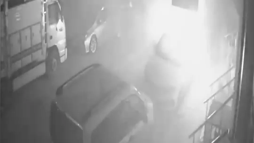 Esenyurt’ta dehşet anları Eniştesi aracını ateşe verdi