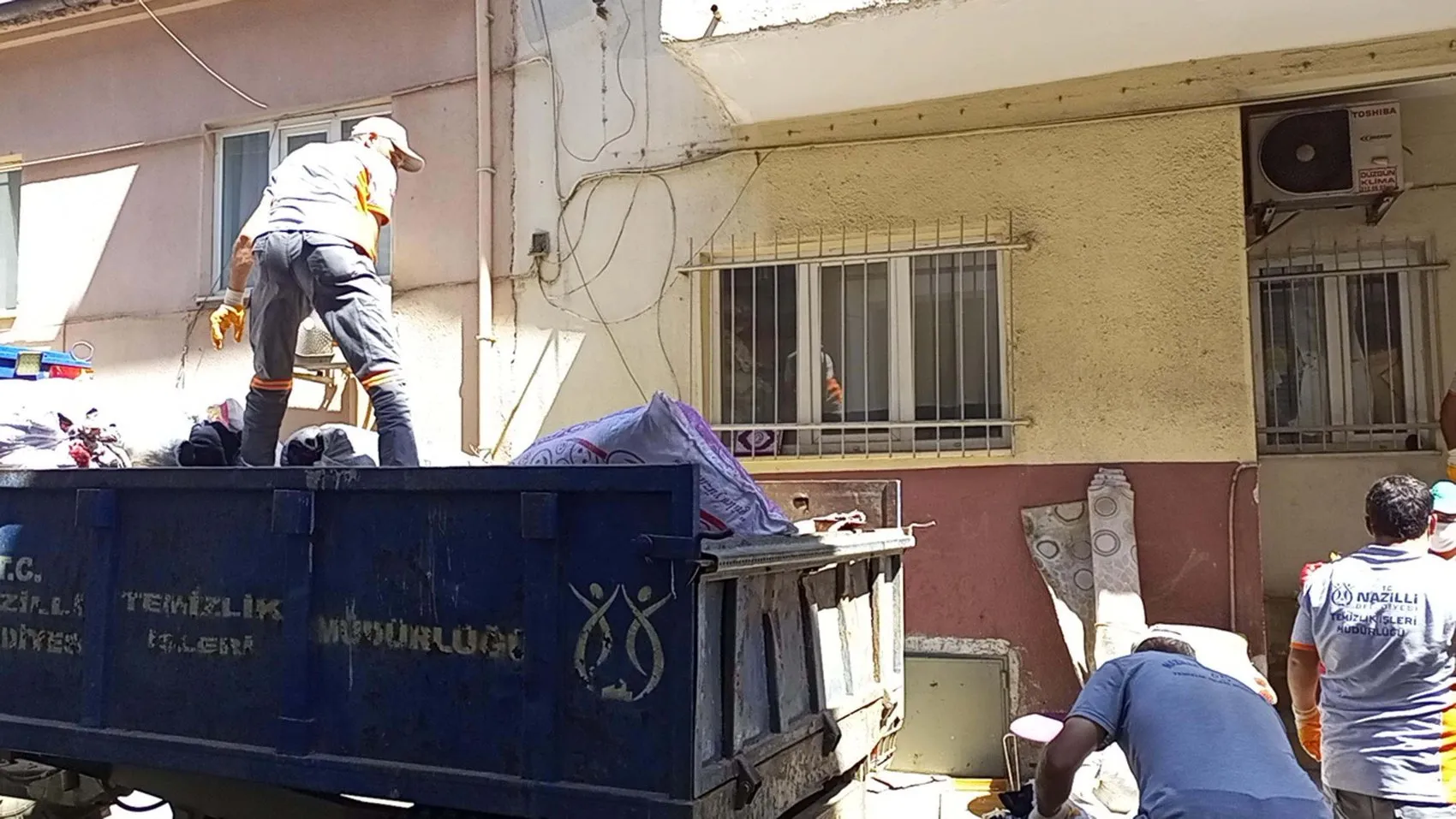 Nazilli’de bir evden yedinci kez çöp dağları çıktı