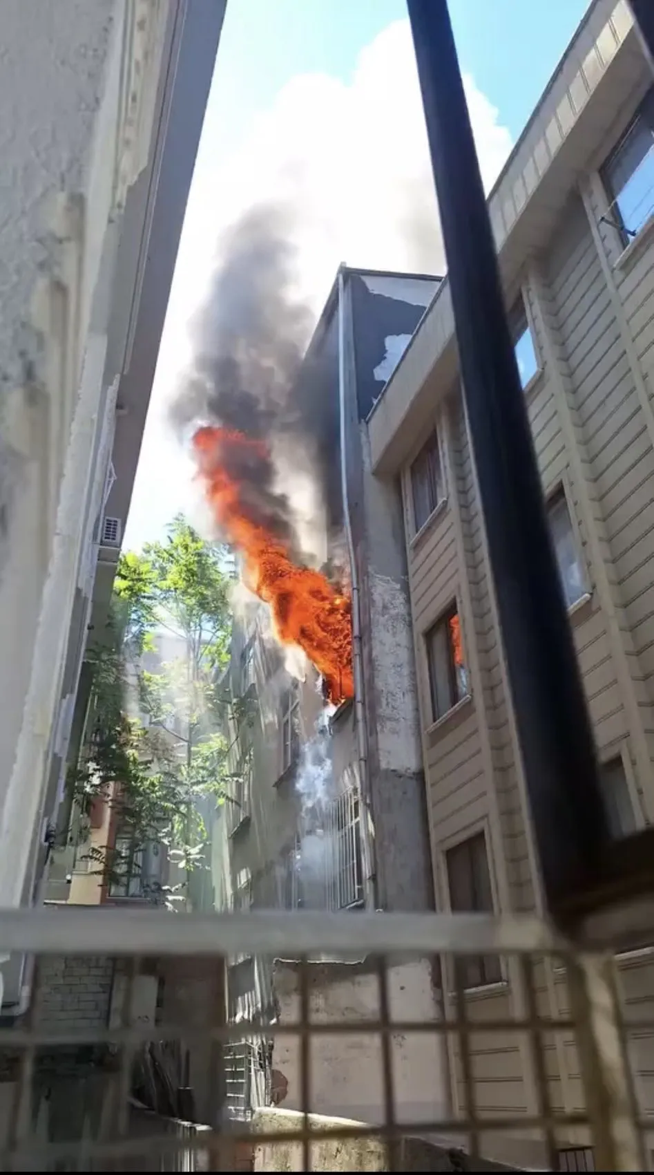 Kağıthane'de ev yangını Derin dondurucu küle döndürdü
