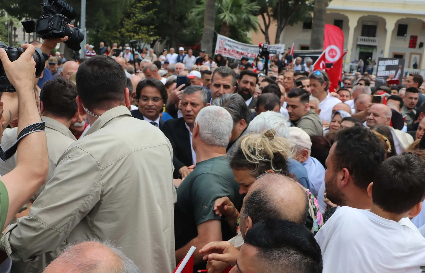 Özgür Özel'den miting otobüslerine el konulmasına tepki