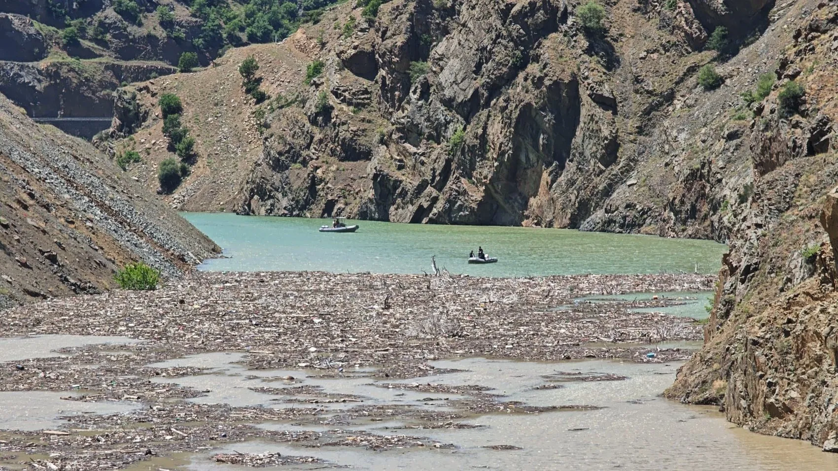 Artvin’de dereye uçan araçtaki baba ve oğul aranıyor