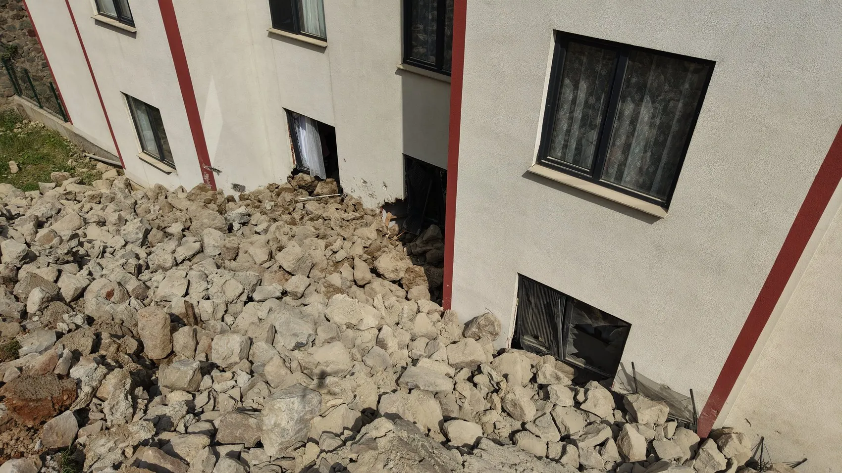 Trabzon'da faciadan dönüldü İstinat duvarı evin içine çöktü