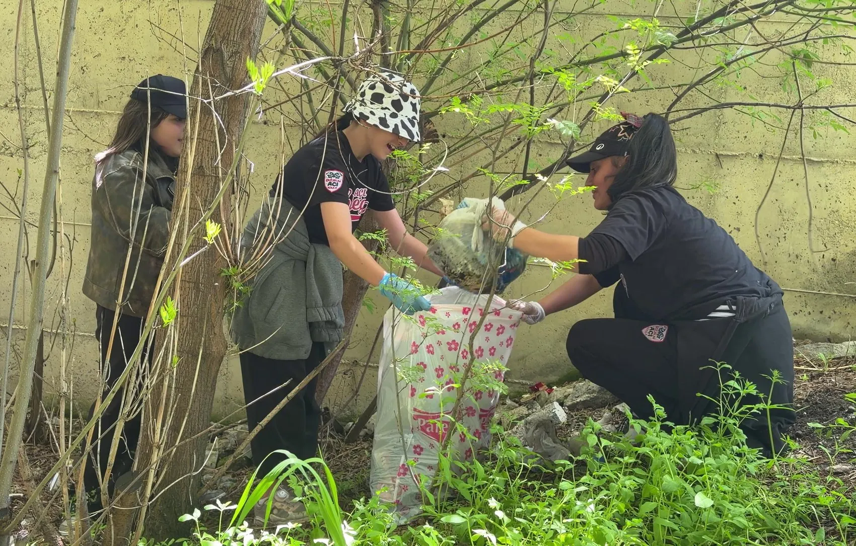 Erzurumlu öğrenciler kampüste temizlik hareketine katıldı