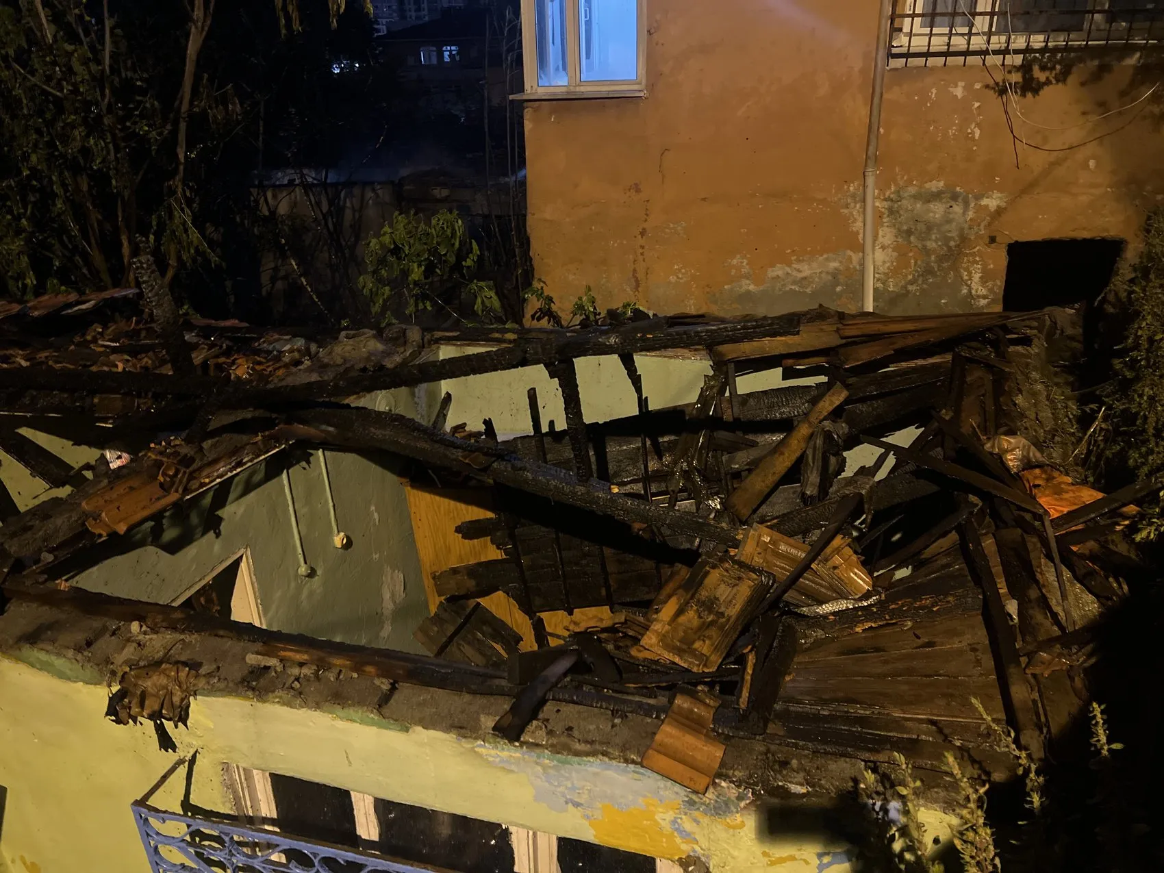 Gaziosmanpaşa'da gece yarısı çıkan yangın üç evi küle çevirdi