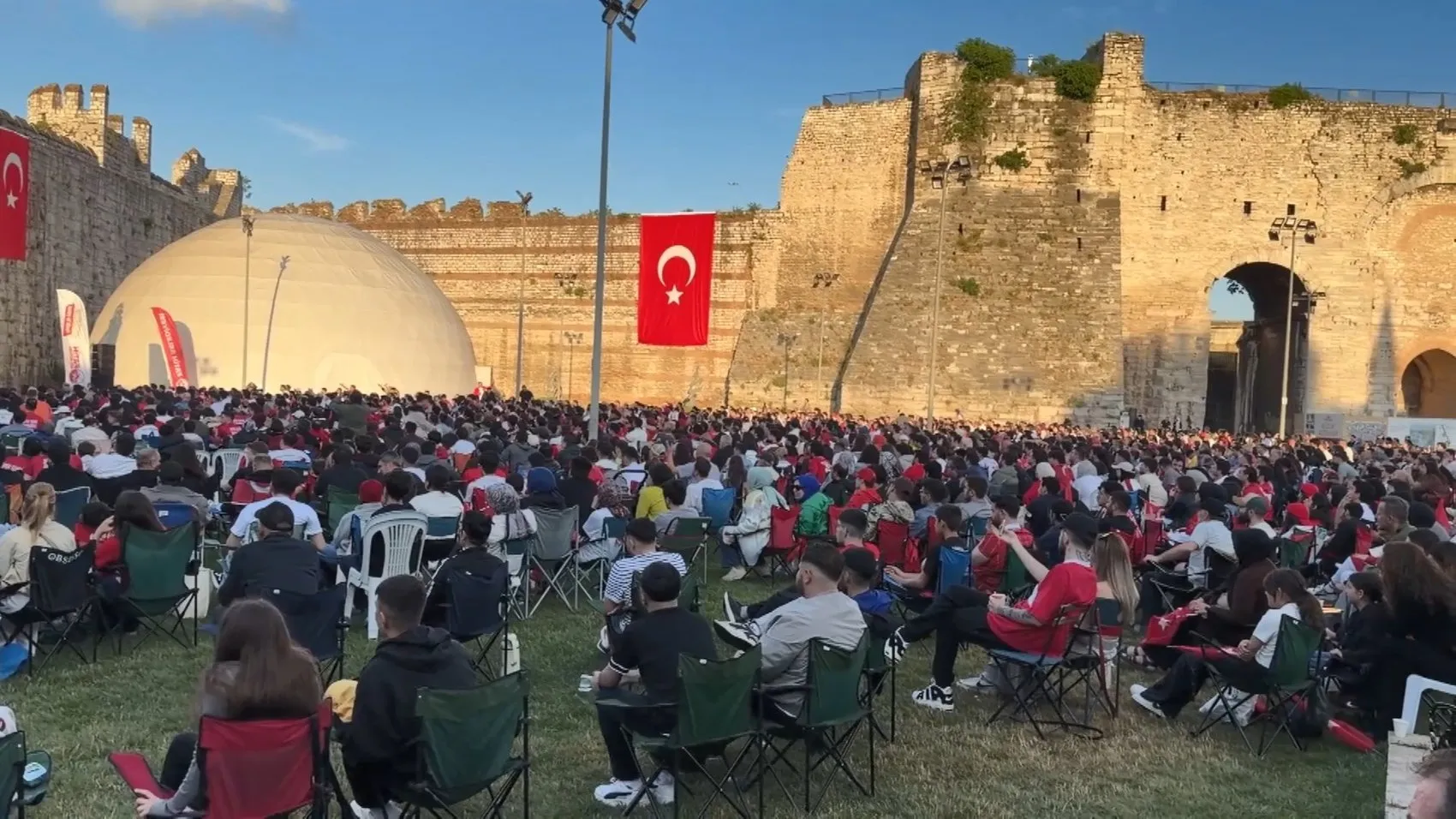 Yedikule Hisarı'nda dev ekranda milli heyecan