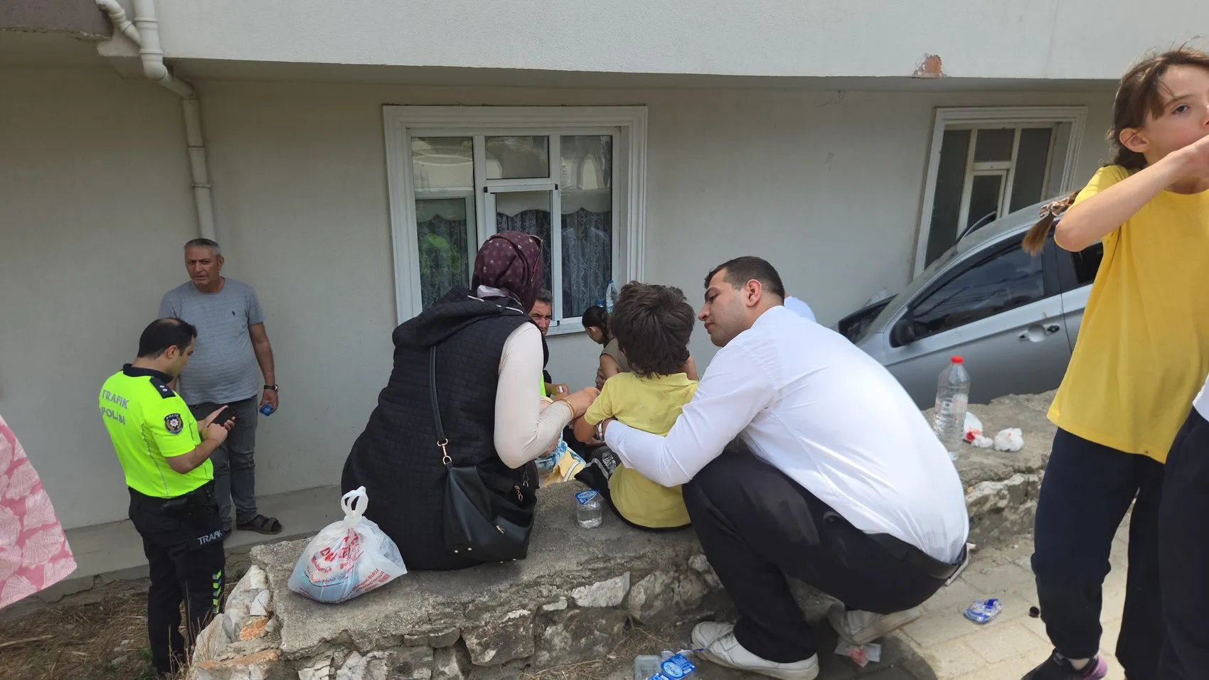 Orhangazi'de kontrolden çıkan araç apartman bahçesine uçtu