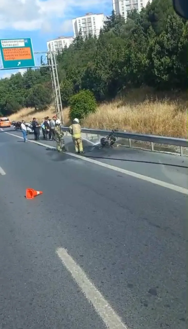 TEM Otoyolu'nda seyir halindeki motosiklet alevlere teslim oldu