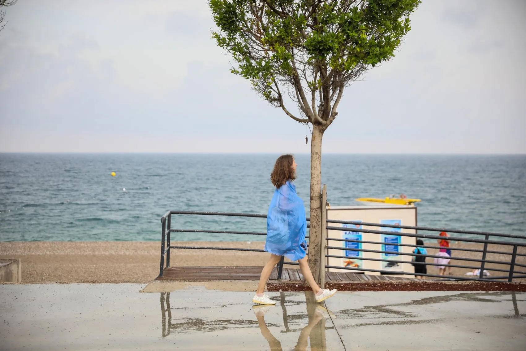 Antalya sıcağında yağmura yakalananlar sahili terk etmedi